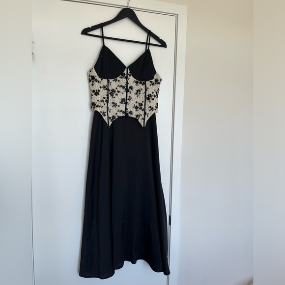 Satin lace detailing midi dress - Picture 2 of 6